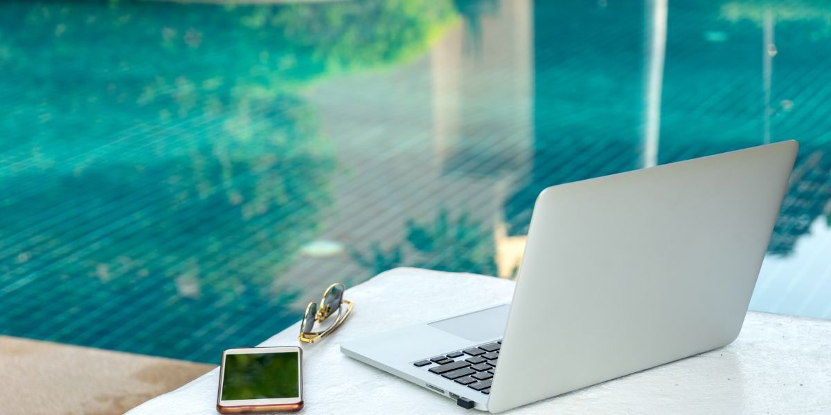 laptop bij een zwembad