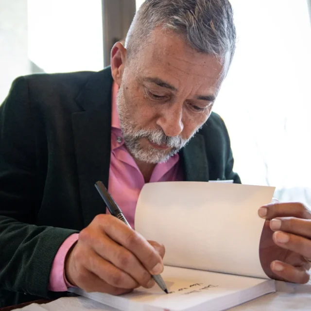 Huib Koeleman signeert boek