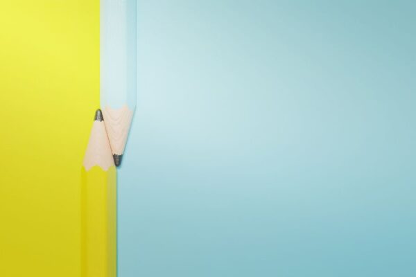 een geel en een blauw potlood