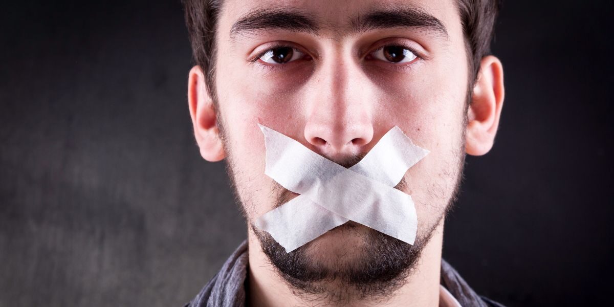 man met tape op ziojn mond. Spreek je uit! Zo versterk je sociale veiligheid via communicatie