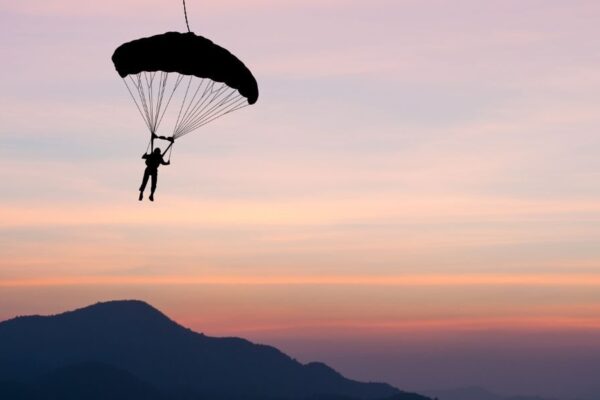 paraglider bij zonsondergang