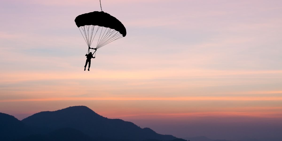 paraglider bij zonsondergang