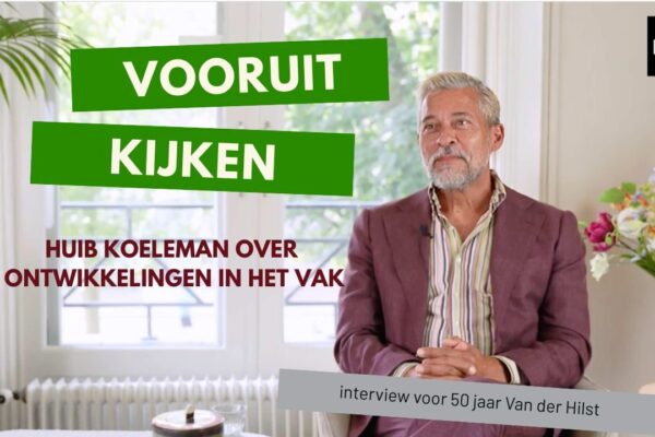 Huib Koeleman zit klaar om te worden geinterviewd