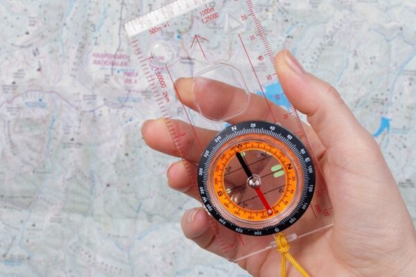 een kompas in een hand: Waarden verankeren in je organisatiecultuur – juist nu