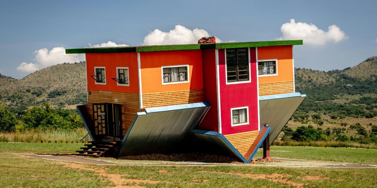 huis dat ondersteboven staat