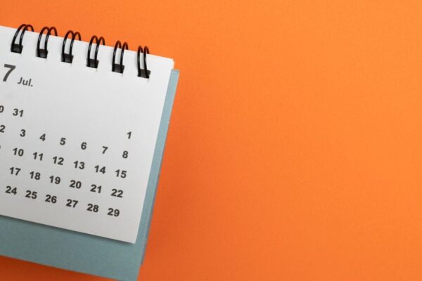 een kalender op en oranje achtergrond