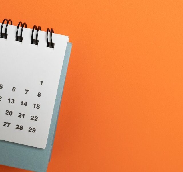 een kalender op en oranje achtergrond