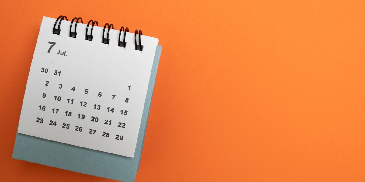 een kalender op en oranje achtergrond