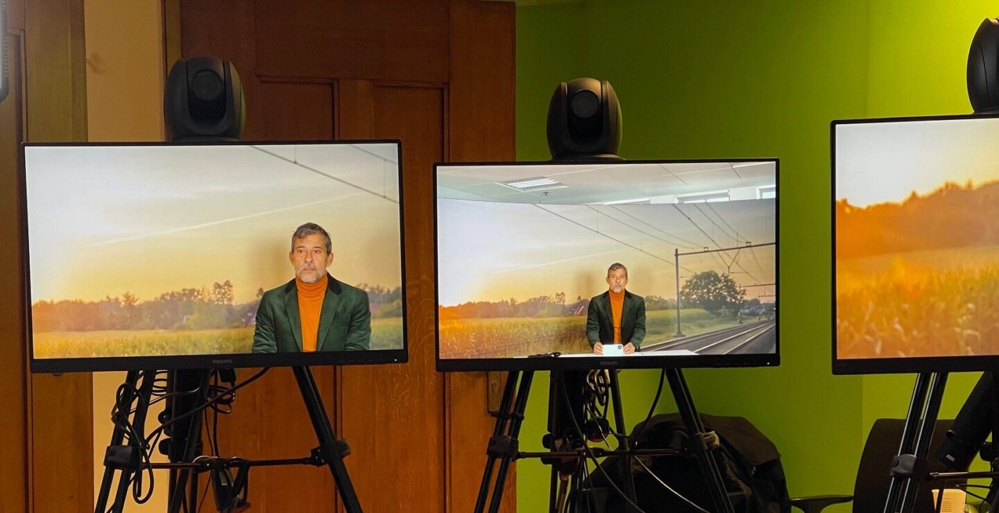 studio met 3 beeldschermen
