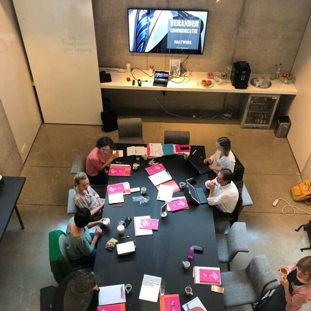groep mensen in een workshopruimte