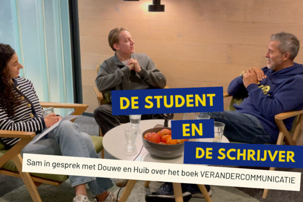 een foto van drie mensen in een zithoek