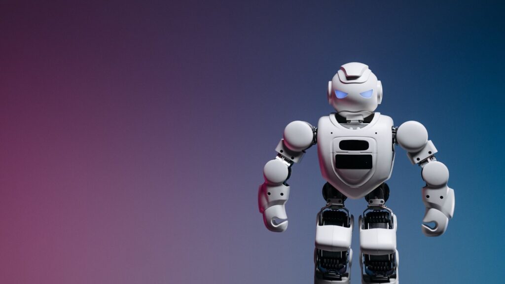 een kleine robot op tafel