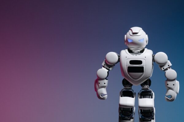 een kleine robot op tafel