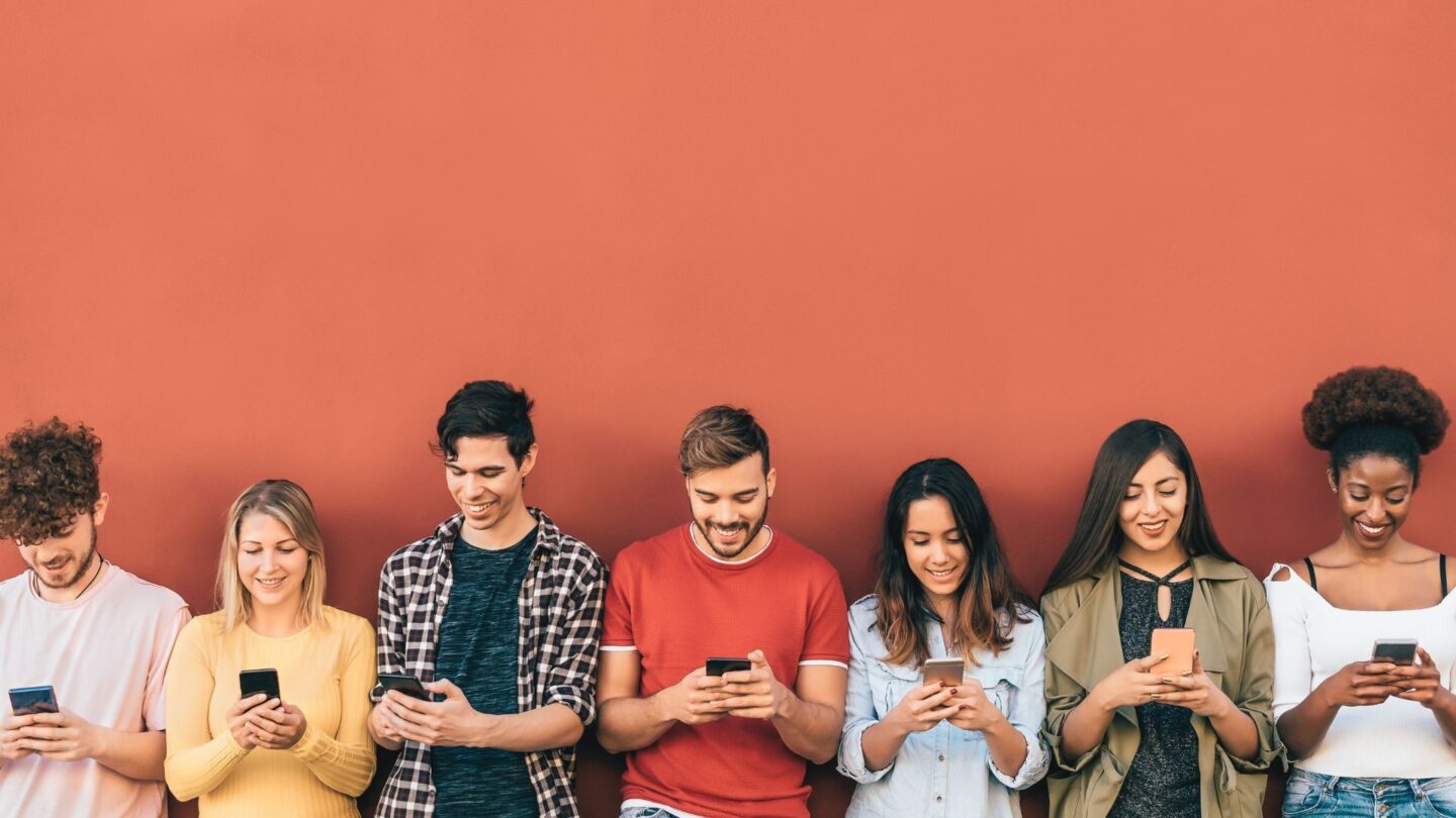 jonge mensen die op hun mobiel kijken