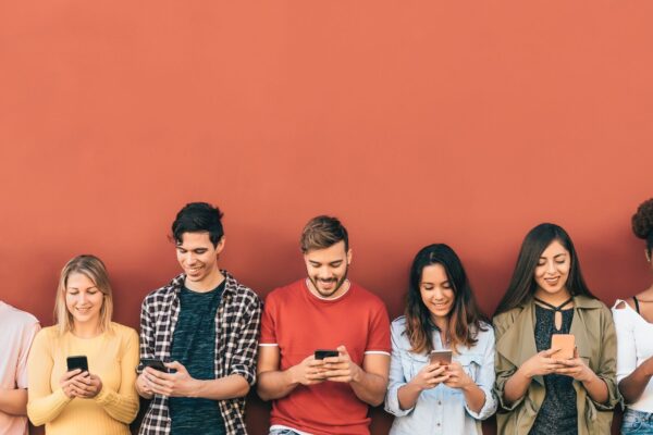 jonge mensen die op hun mobiel kijken