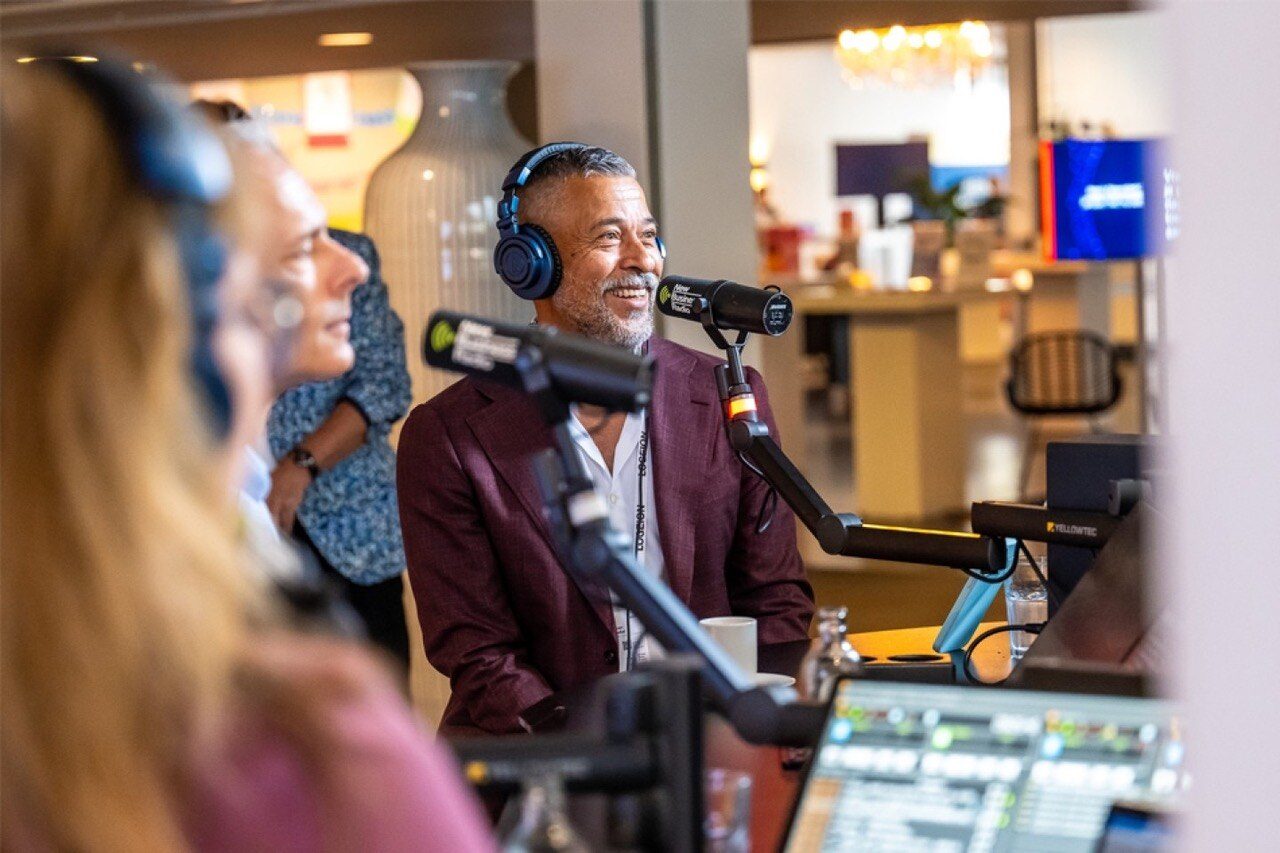 mensen in een podcast bij een microfoon