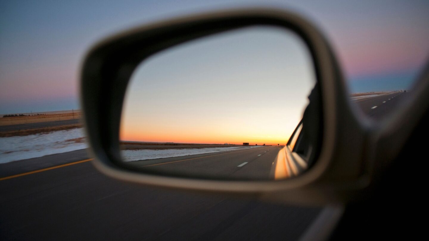 een achteruitkijkspiegel