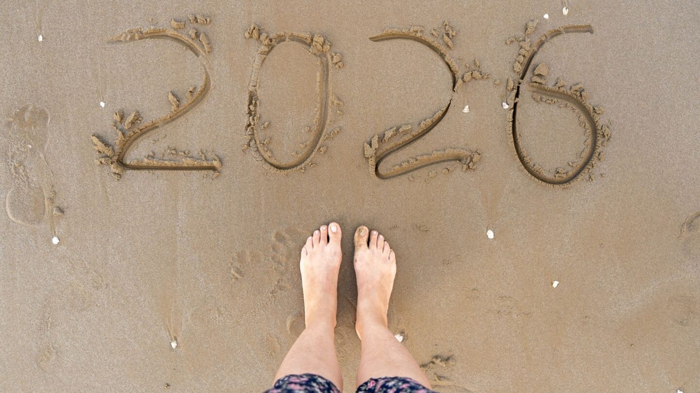 voeten in het zand bij het jaartal 2026