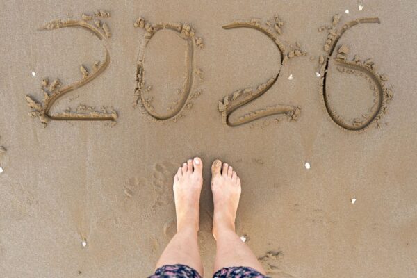 voeten in het zand bij het jaartal 2026