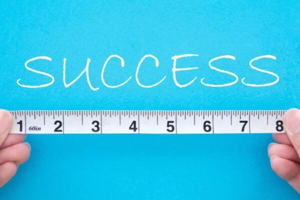 een meetlint bij het woord succes