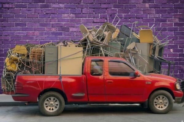 picj up truck met te veel lading