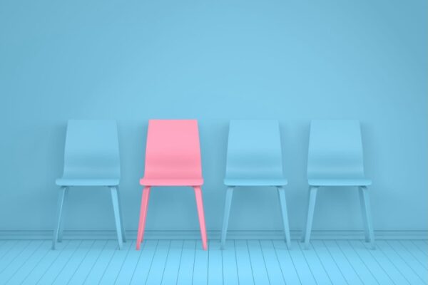 drie blauwe stoelen en een roze stoel