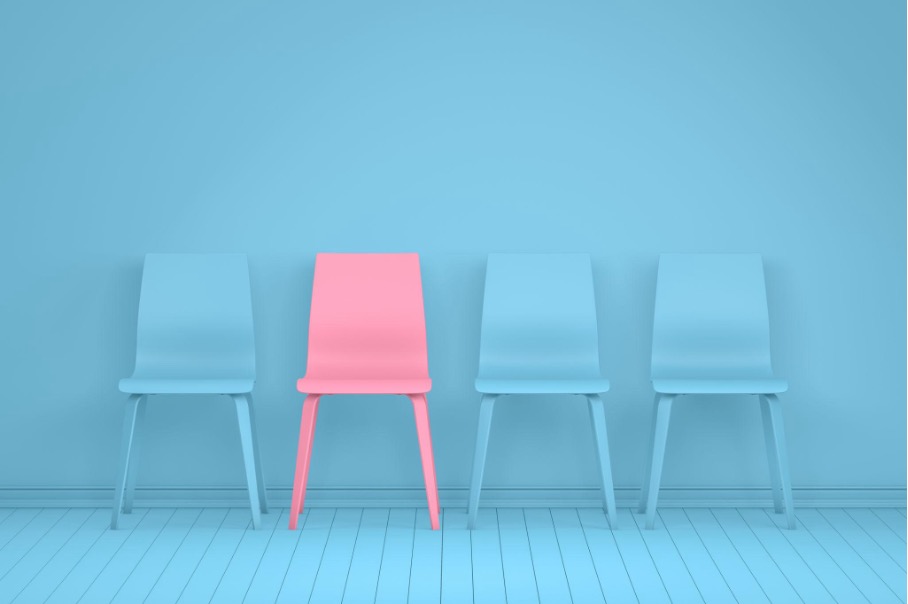 drie blauwe stoelen en een roze stoel