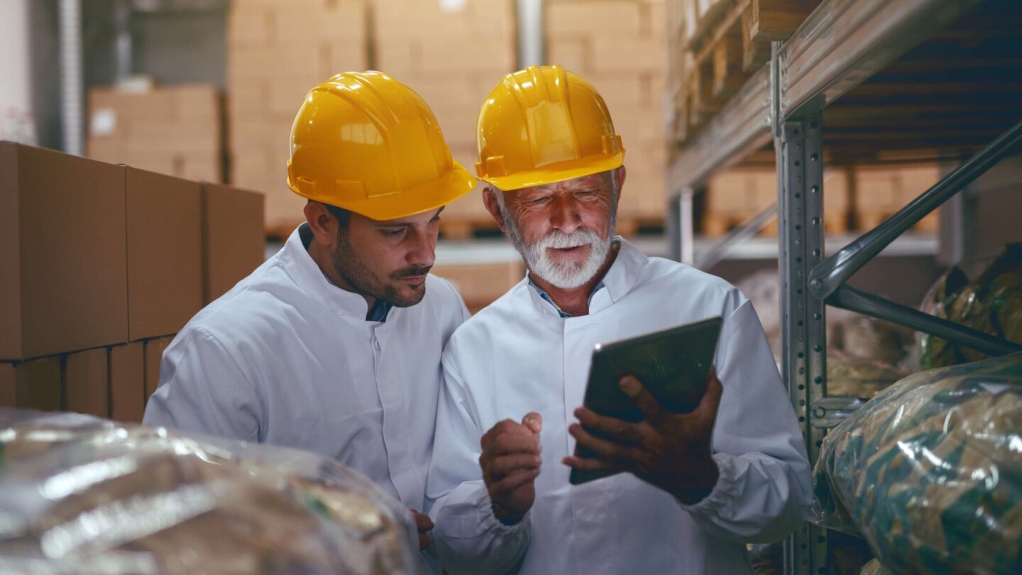 twee werkers als mogelijke personas op de fabrieksvloer