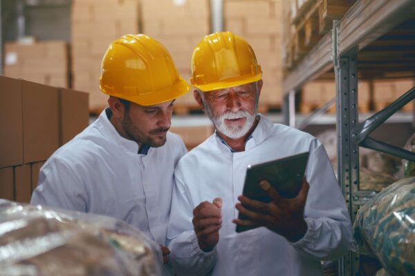twee werkers als mogelijke personas op de fabrieksvloer