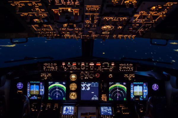 je ziet een cockpit van een vliegtuig bij avond